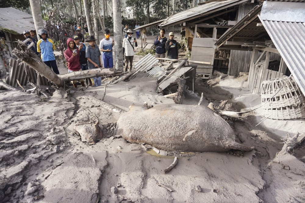 Ινδονησία: Στους 14 οι νεκροί, δεκάδες οι τραυματίες από την έκρηξη του ηφαιστείου Σεμέρου