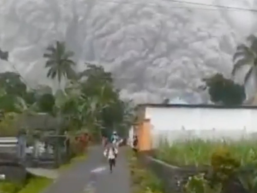 Ινδονησία: Τουλάχιστον 1 νεκρός, 41 τραυματίες από την έκρηξη του ηφαιστείου Σεμέρου (vids)