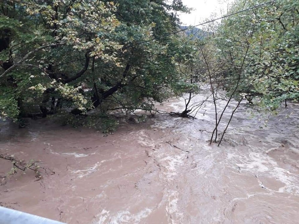 Κακοκαιρία: Πλημμύρες, υπερχειλίσεις ποταμών και άλλα προβλήματα σε όλη τη χώρα (vids)
