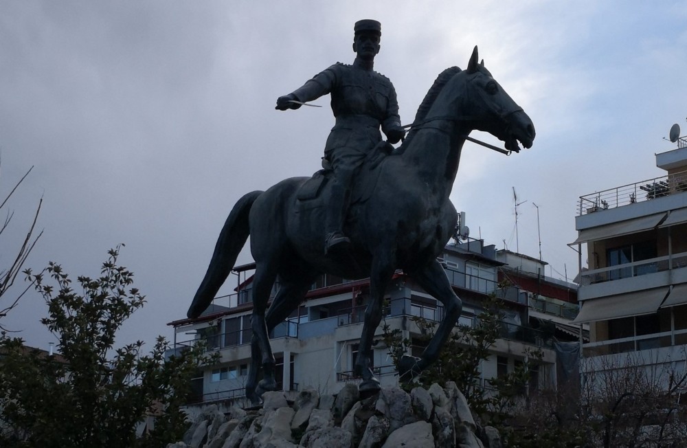 Καρδίτσα: Τα δυο εμβληματικά αγάλματα στην πλατεία Νικολάου Πλαστήρα