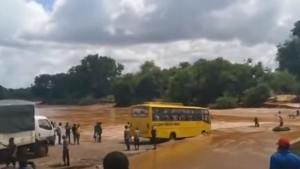 Κένυα: Πάνω από 20 άνθρωποι πνίγηκαν όταν λεωφορείο παρασύρθηκε από πλημμύρα