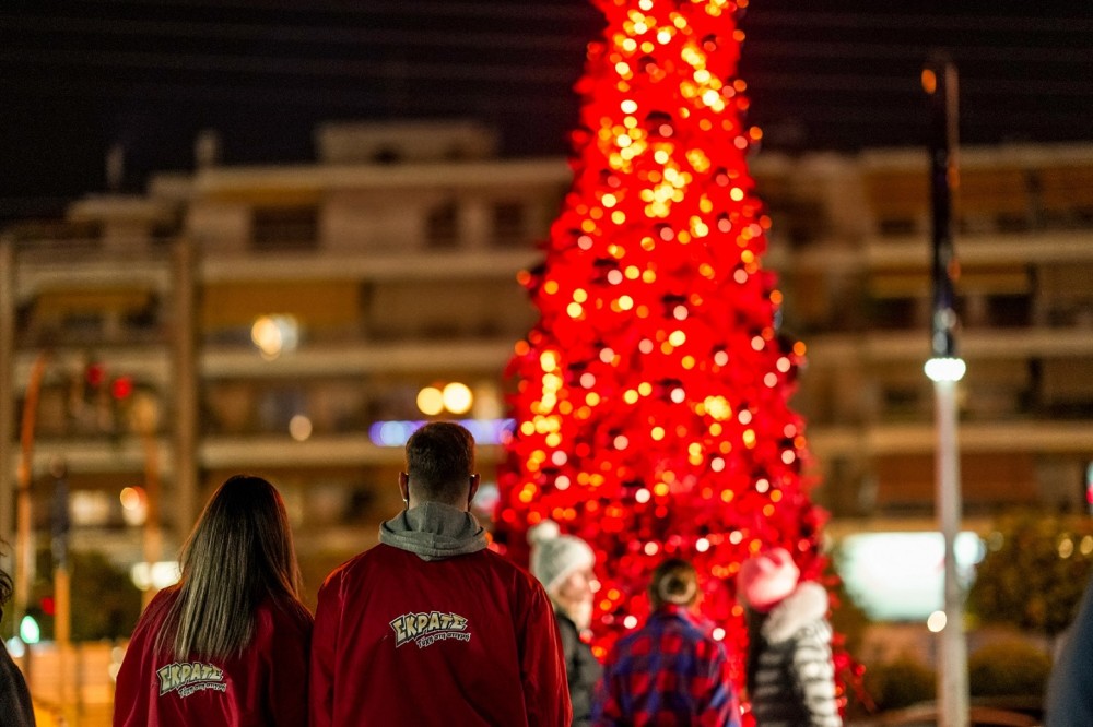 Χριστουγεννιάτικα κλικ κάτω από το κατακόκκινο δέντρο του ΣΚΡΑΤΣ στο Γαλάτσι-Εορταστικό χρώμα στην πλατεία Μανδηλαρά