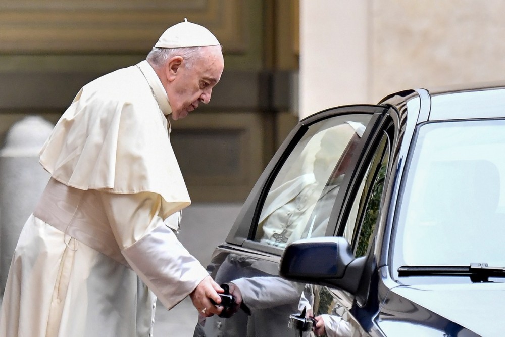 «Με τσάκωσες»: Ο πάπας Φραγκίσκος συγχαίρει τον δημοσιογράφο που τον φωτογράφησε σε δισκάδικο