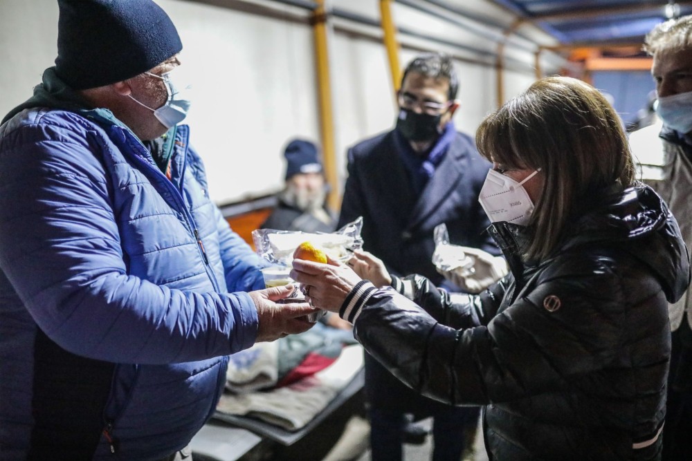 Φαγητό σε αστέγους μοίρασε η Σακελλαροπούλου