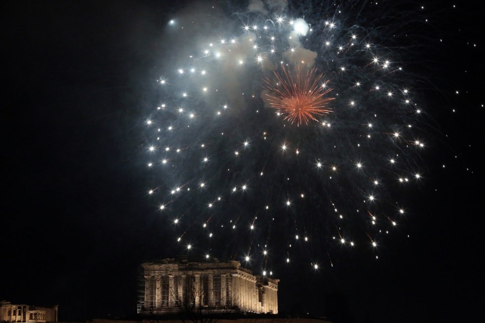 Καλή Χρονιά&#33; Με ελπίδα και αισιοδοξία υποδέχθηκε η Ελλάδα το 2022