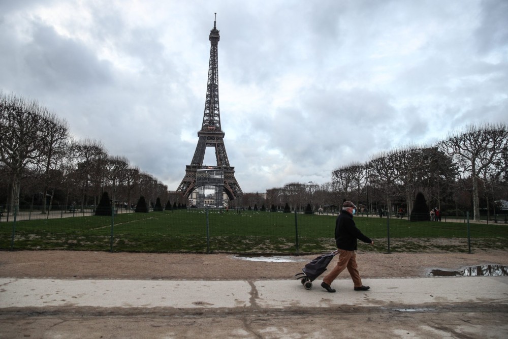 Σαρώνει η Omicron τη Γαλλία: Νέο ρεκόρ 332.000 κρουσμάτων