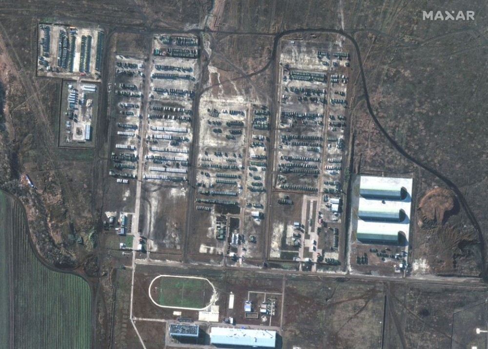 Δορυφορικές εικόνες δείχνουν ότι η Ρωσία εξακολουθεί να συγκεντρώνει δυνάμεις κοντά στην Ουκρανία