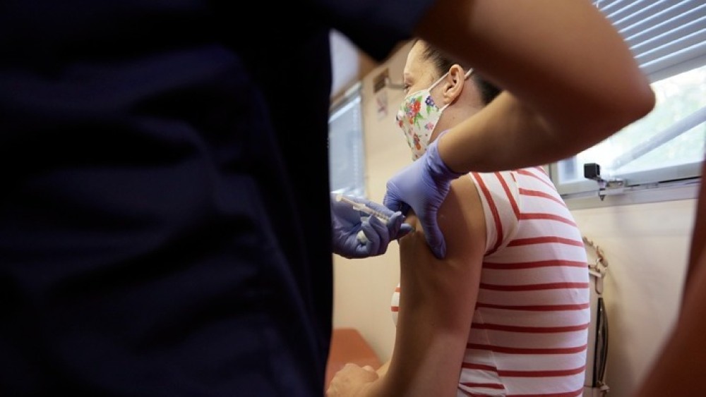 Ο εμβολιασμός σχεδόν μηδενίζει τον κίνδυνο για τα παιδιά