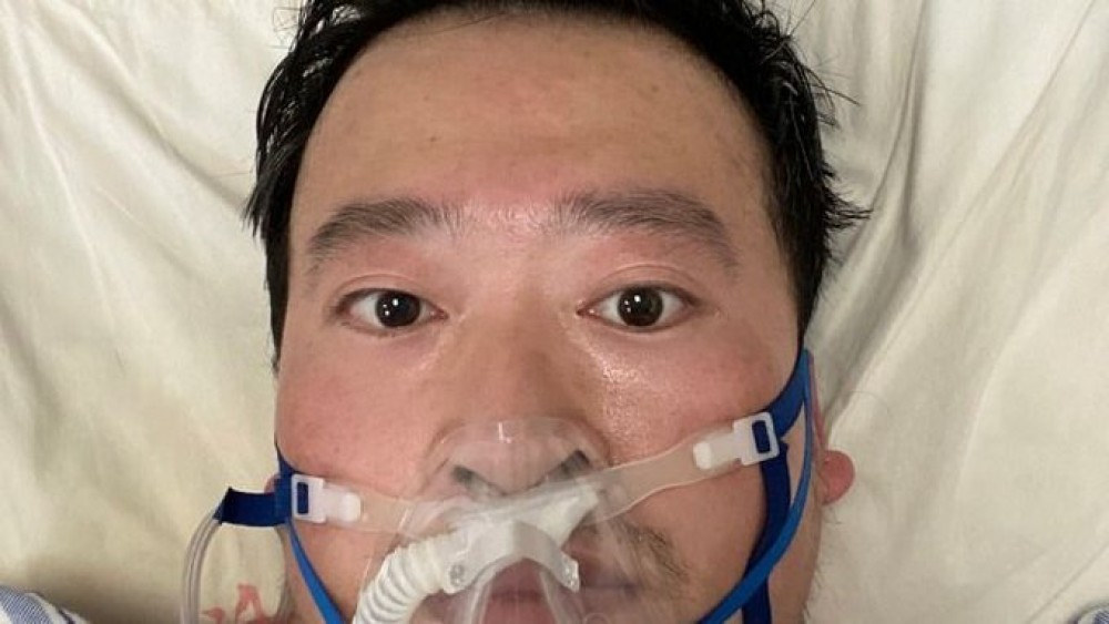 Κίνα: Χιλιάδες μηνύματα για τα δύο χρόνια από τον θάνατο του γιατρού που αποκάλυψε την πανδημία