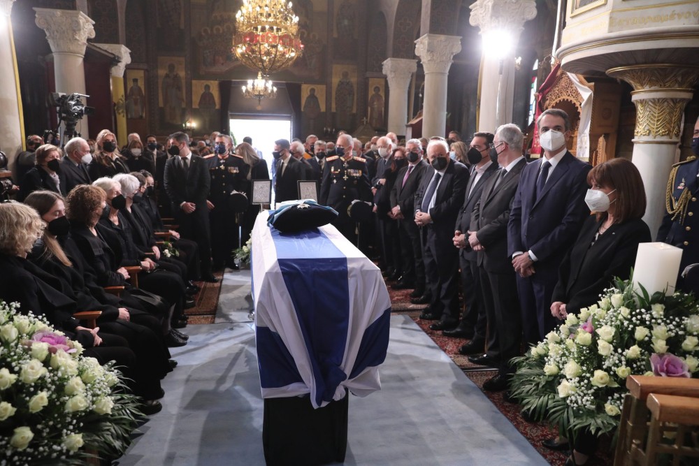Η Ελλάδα αποχαιρετά τον Κάρολο Παπούλια