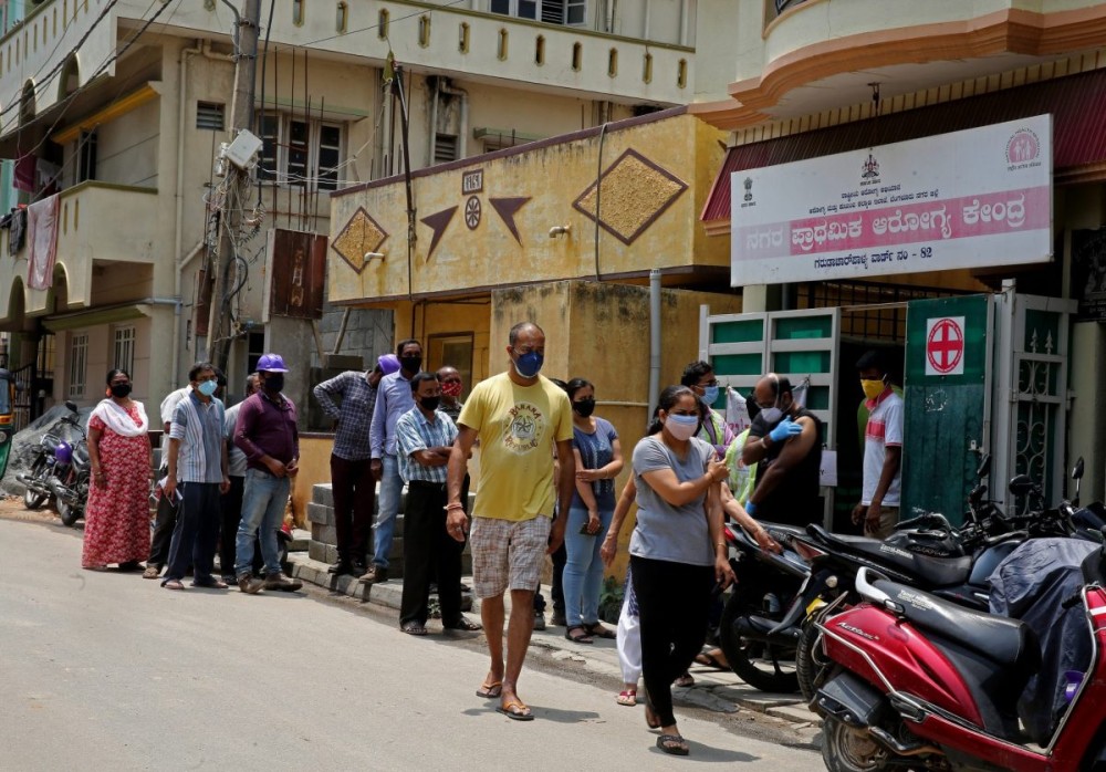 Ινδία: Διπλασιασμός νέων κρουσμάτων σε τέσσερις μέρες