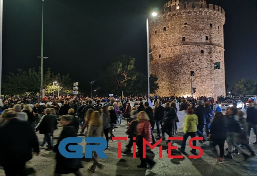 Είμαστε όλοι Τζόκοβιτς: Πορεία αντιεμβολιαστών στο προξενείο της Σερβίας στη Θεσσαλονίκη