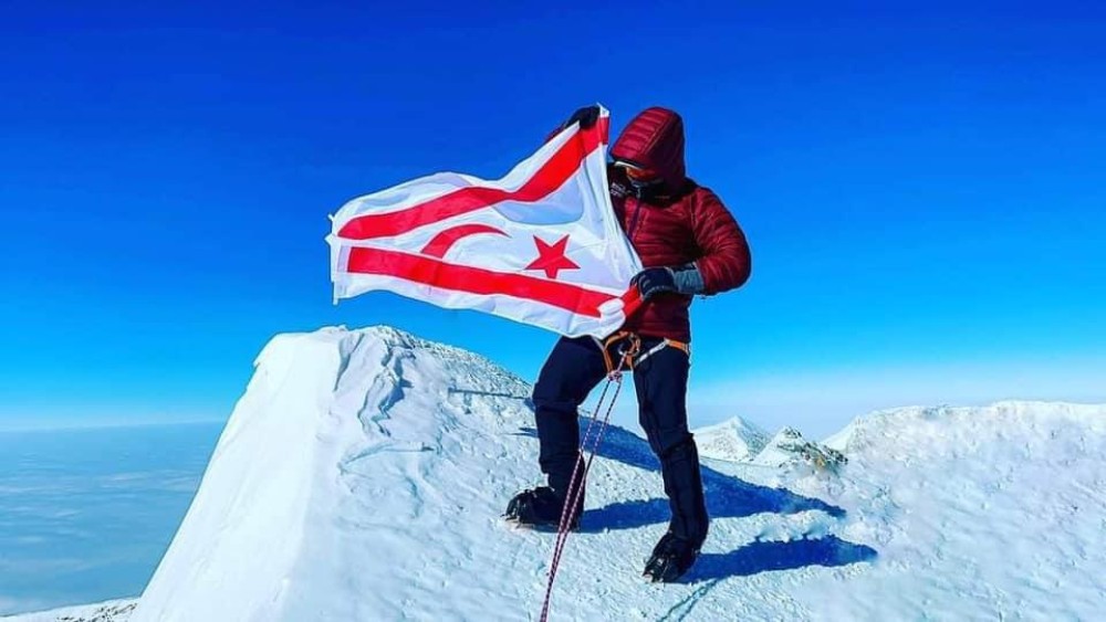 Καταπλακώθηκε από χιονοστιβάδα ο ορειβάτης που ύψωσε τη σημαία του ψευδοκράτους στην Ανταρκτική