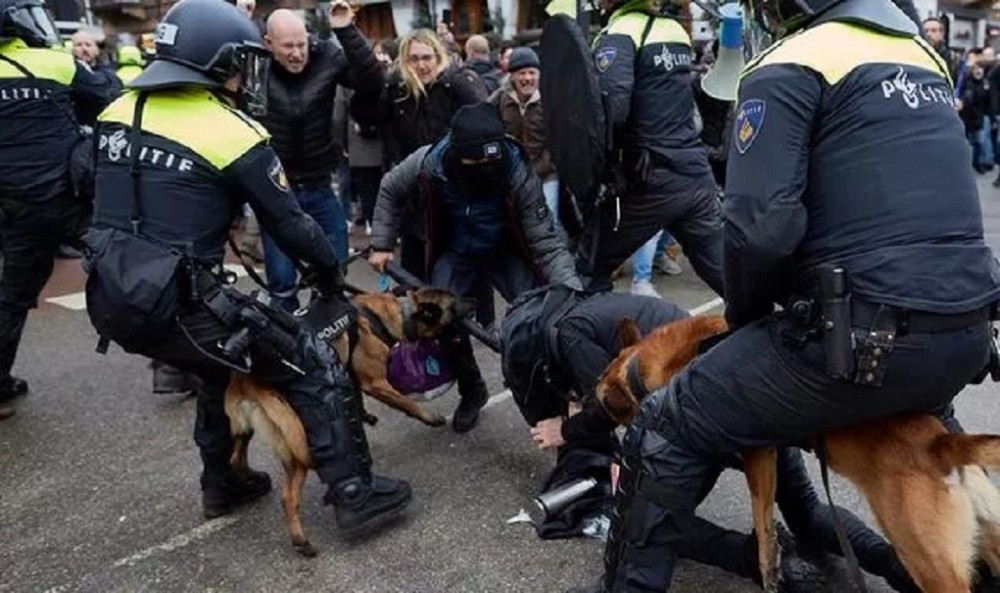 Ολλανδία: Τριάντα συλλήψεις, 4 τραυματισμοί αστυνομικών διαδήλωση αντιεμβολιαστών (vids)
