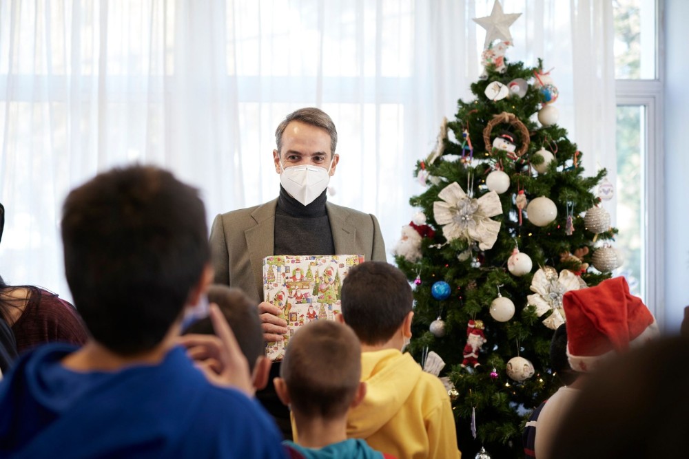 O Πρωθυπουργός άκουσε τα κάλαντα των Χριστουγέννων από τα παιδιά της Παιδόπολης «Άγιος Ανδρέας»