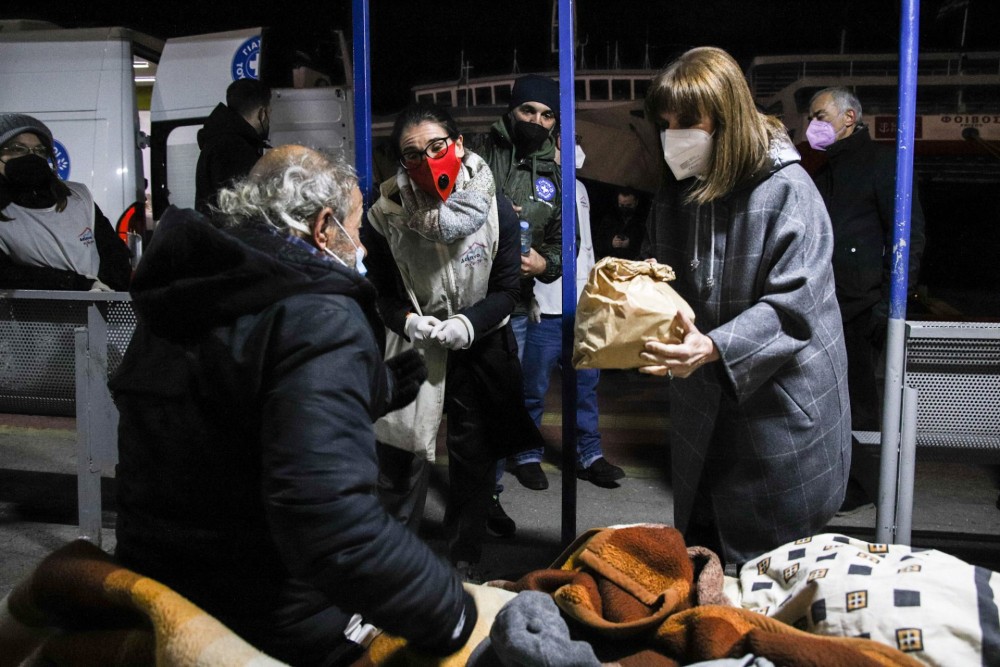 Φαγητό σε άστεγους στο λιμάνι του Πειραιά μοίρασε η Σακελλαροπούλου