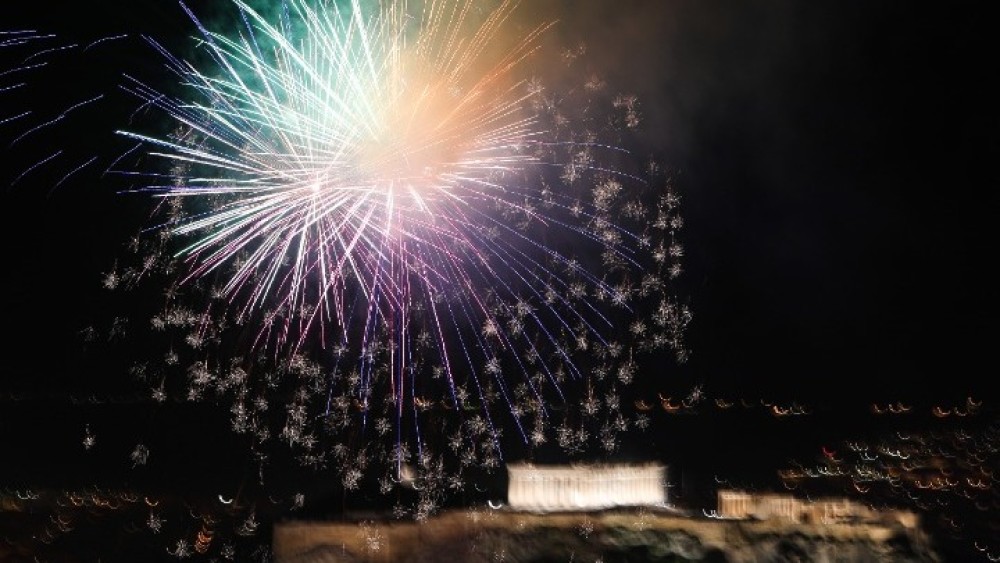 Με πυροτεχνήματα και μηνύματα ελπίδας υποδέχθηκαν το νέο έτος οι δήμοι της Αττικής