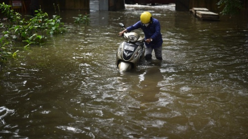 Συγκλονίζουν οι εικόνες από τη Μαλαισία &#8211; Τουλάχιστον 50 νεκροί από τις πλημμύρες, χιλιάδες εγκατέλειψαν τα σπίτια τους