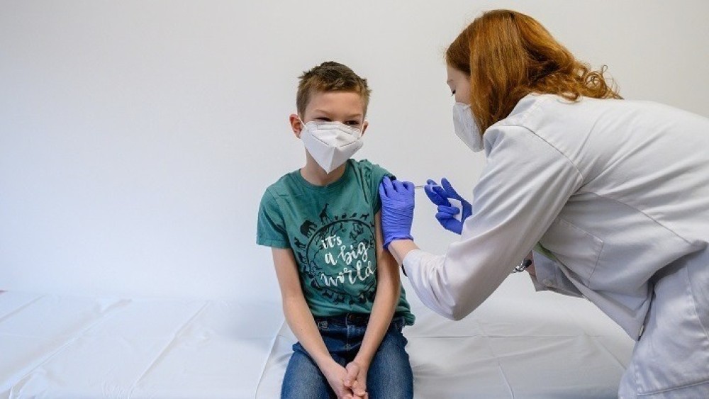 Γαλλία: Τρίτη δόση και στα παιδιά 12-17 ετών
