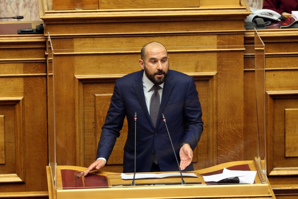 Ο θεσμικός κατήφορος του ΣΥΡΙΖΑ: Πήγε στη Βουλή «αγκαλιά» με τον (υπόδικο) Φουρθιώτη