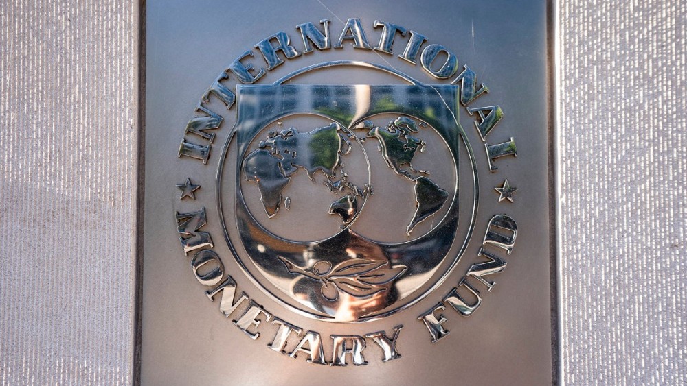 Η κυβέρνηση πληρώνει και διώχνει το ΔΝΤ