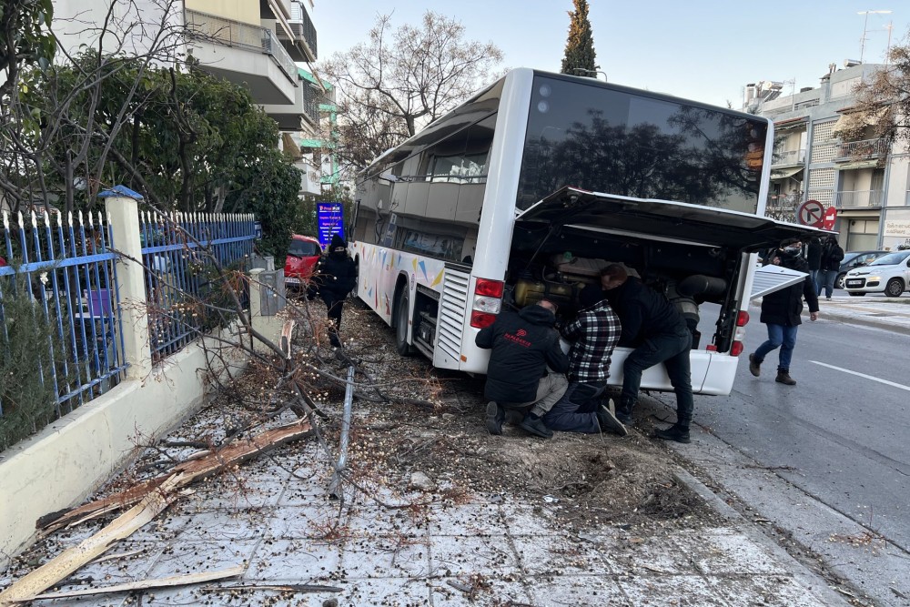 &#8220;Ανεξέλεγκτo&#8221; λεωφορείο του ΟΑΣΘ έπεσε πάνω σε όχημα και δέντρα
