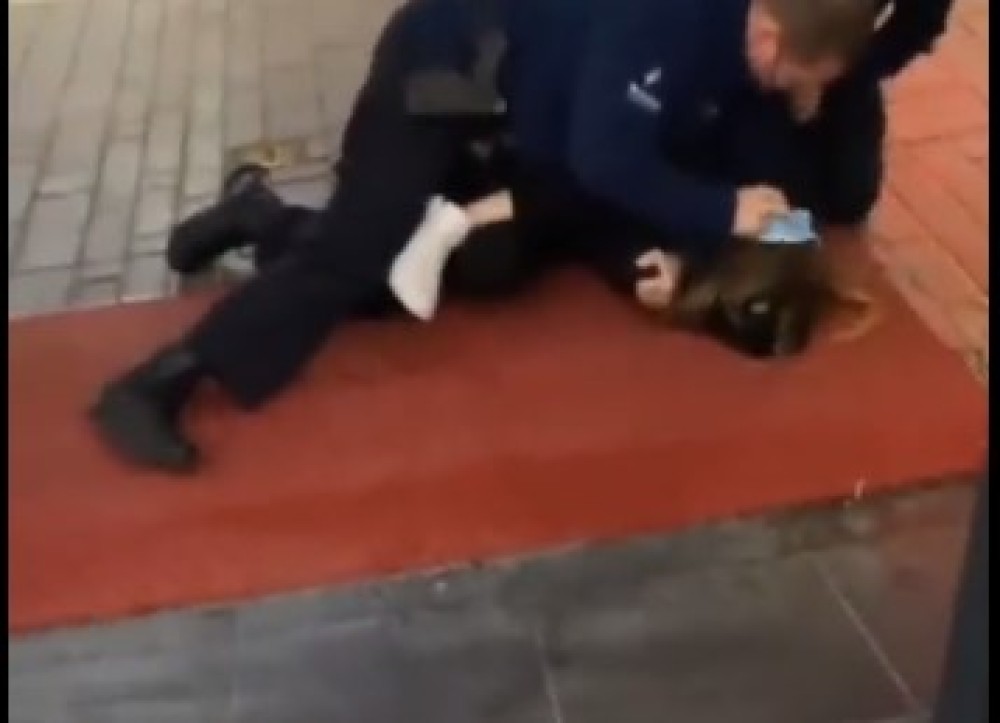 Βίντεο σοκ στο Βέλγιο – Αστυνομικοί κάθονται πάνω σε 14χρονη και τη χτυπούν