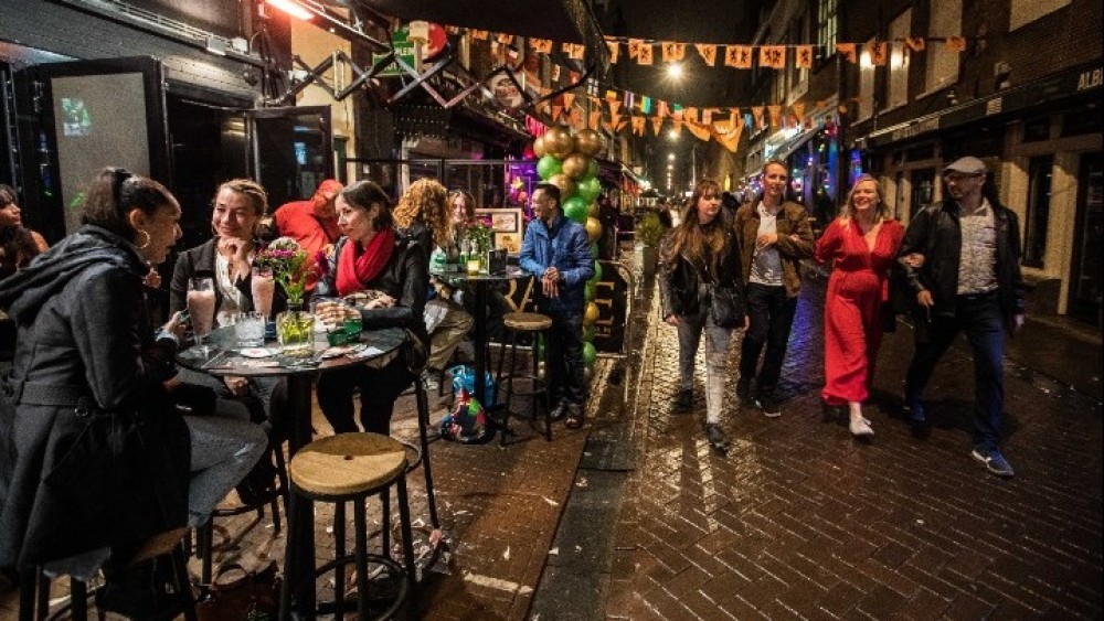 «Ελευθερία» για τους Ολλανδούς: Ανοίγει μπαρ και εστιατόρια ο Ρούτε