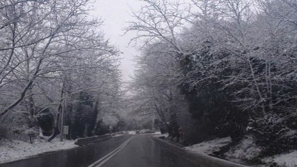 Σφοδρή χιονοθύελλα σε Βόλο και Πήλιο-Μάχη να κρατηθούν οι δρόμοι ανοιχτοί