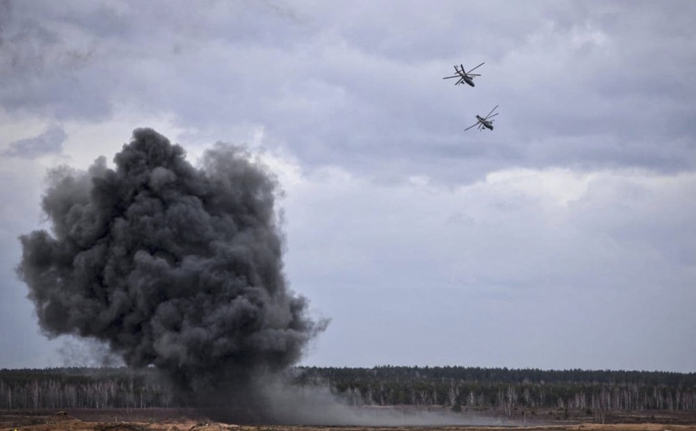 Πρόβα πολέμου στην Ουκρανία: Βομβαρδισμοί και εκκενώσεις αμάχων