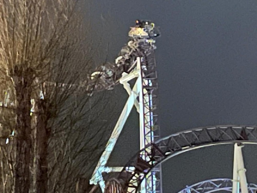 Βέλγιο: Επτά άνθρωποι βρίσκονται, σε ύψος 32 μέτρων, εγκλωβισμένοι σε τρενάκι θεματικού πάρκου