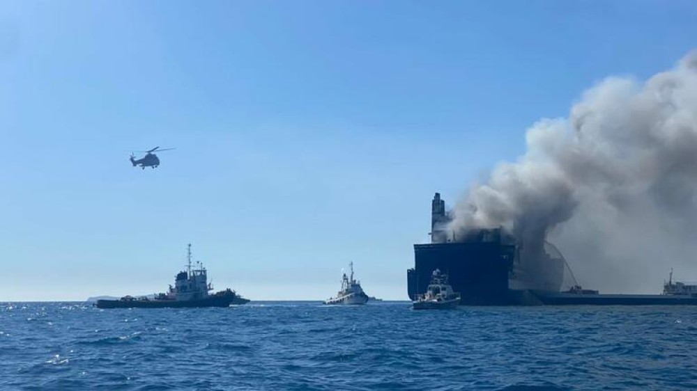 Κέρκυρα: Συνελήφθησαν ο πλοίαρχος και δύο μηχανικοί του φλεγόμενου πλοίου