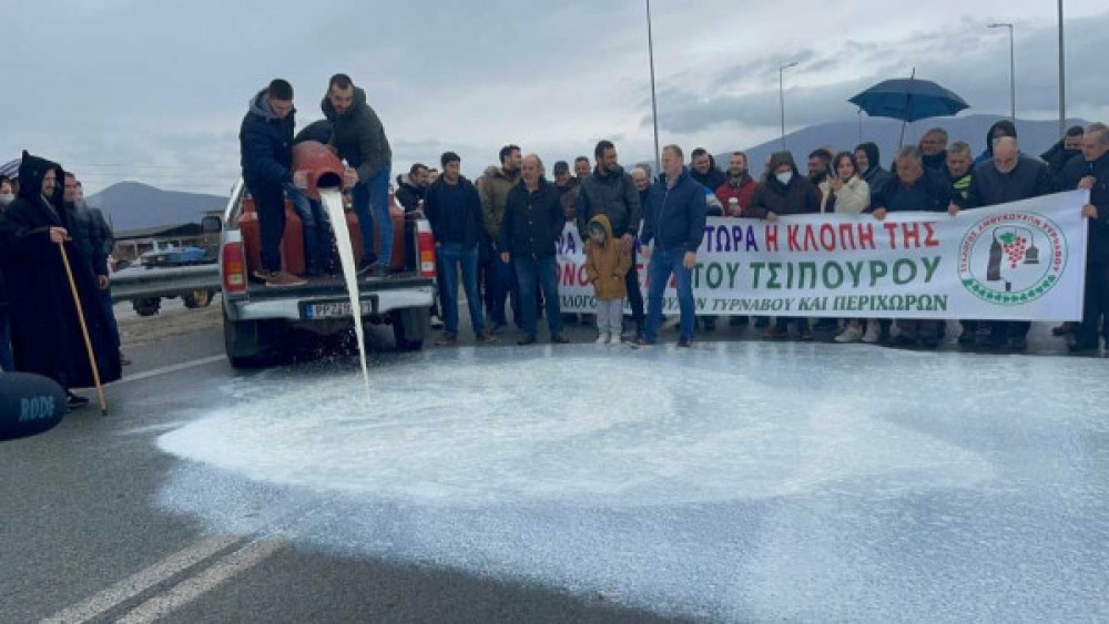 Παραγωγοί έκλεισαν την Εθνική Οδό Λάρισας – Κοζάνης και έριξαν γάλα και άχυρα στον δρόμο