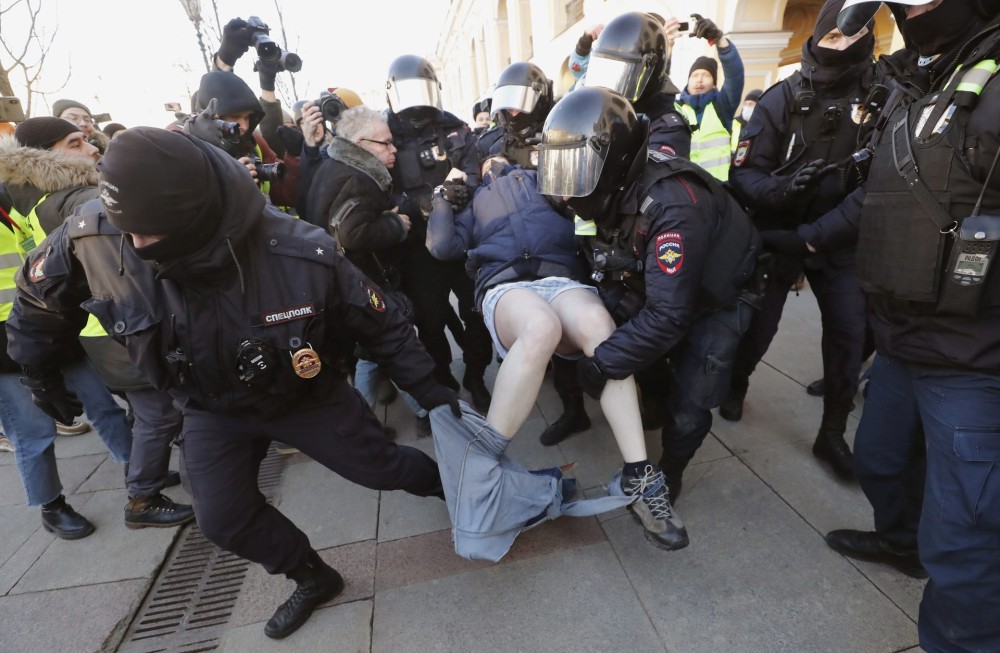 Ρωσία: Μπαράζ συλλήψεων σε αντιπολεμικές διαδηλώσεις