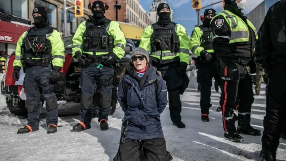 Καναδάς: Συνεχίζεται η επιχείρηση της αστυνομίας για να τερματίσει τις διαδηλώσεις στην πρωτεύουσα