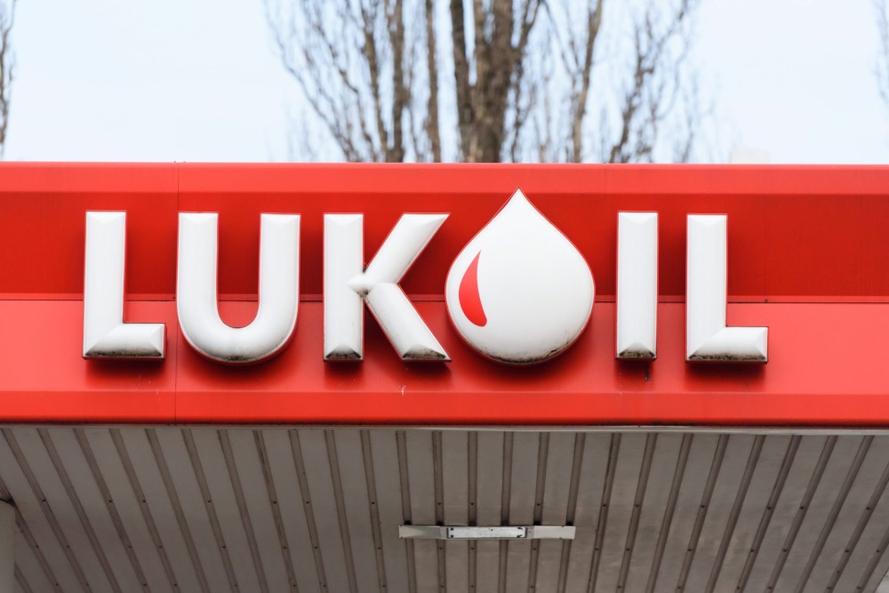 Οι κυρώσεις γονατίζουν τη Ρωσία: Τερματισμό του πολέμου ζητά η Lukoil