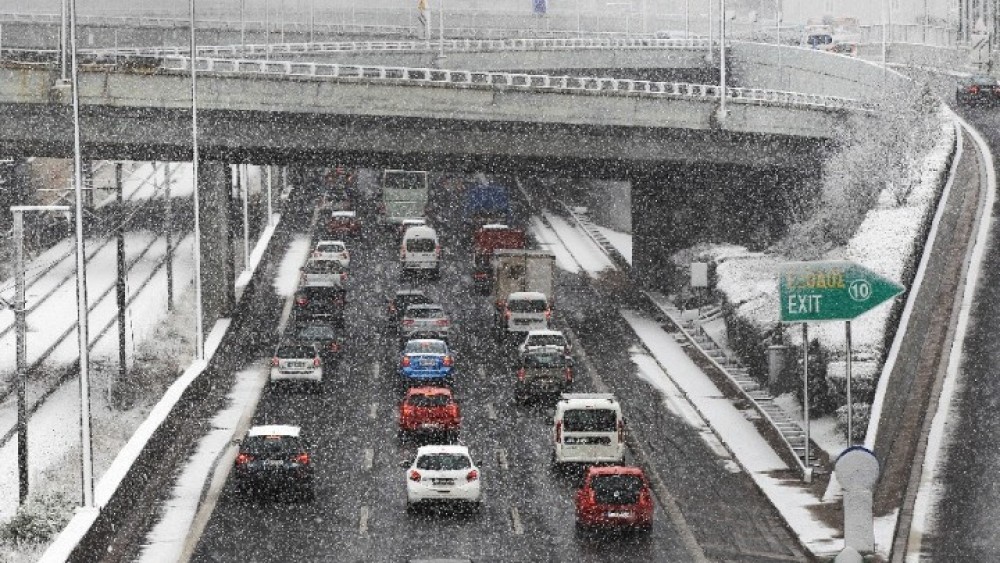 Απαγορεύνται τα φορτηγά σε τμήματα της Αθηνών-Λαμίας λόγω χιονόπτωσης