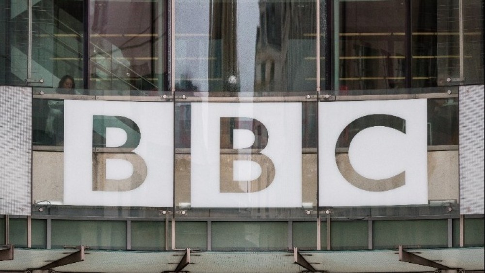 Σκάνδαλο BBC: Γνωστός παρουσιαστής κατηγορείται ότι έστελνε χρήματα σε ανήλικο για γυμνές φωτογραφίες