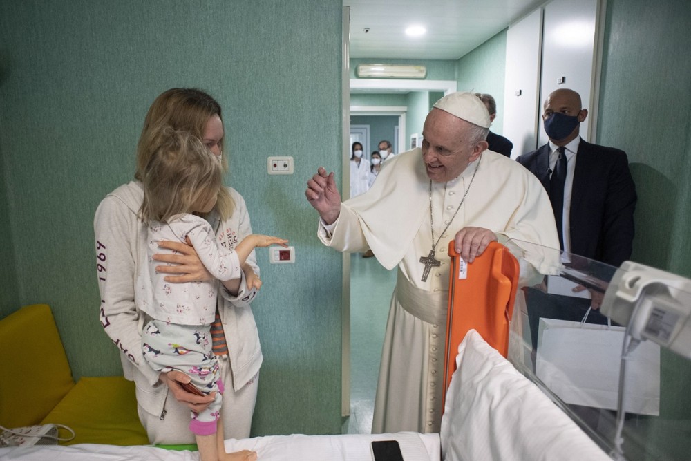 O πάπας Φραγκίσκος επισκέφθηκε 15 παιδιά από την Ουκρανία