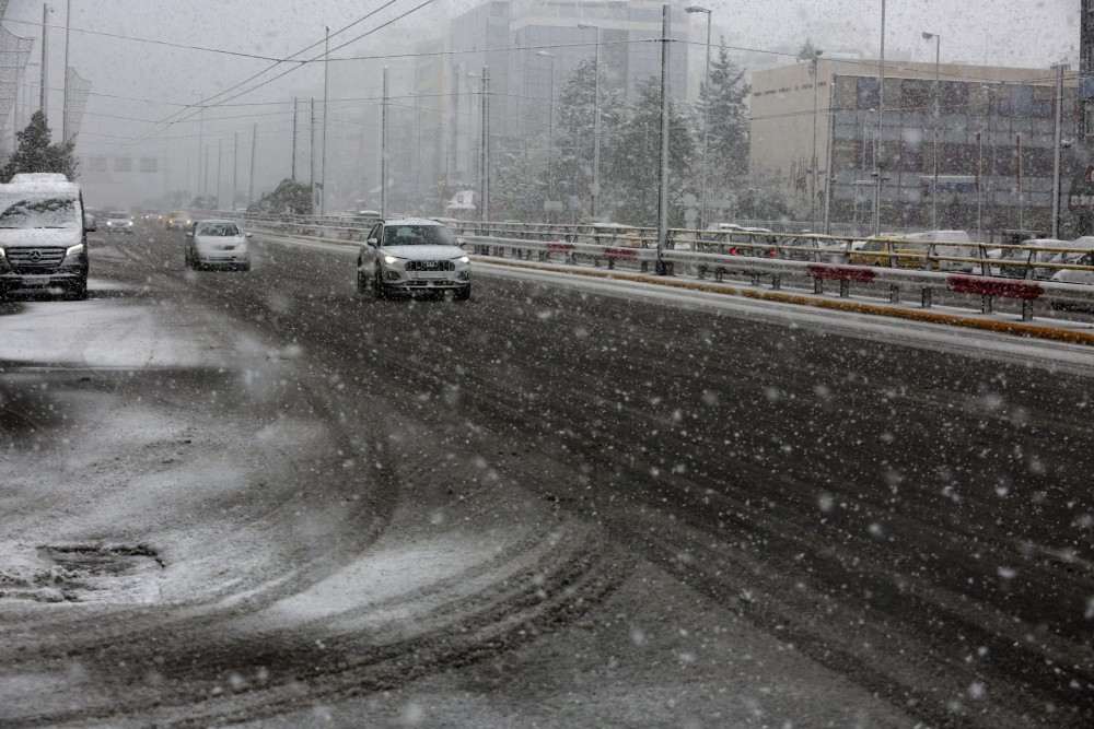 Κακοκαιρία &#8220;Φίλιππος&#8221;: Πυκνές χιονοπτώσεις στην Αττική- Κλειστοί δρόμοι και σχολεία