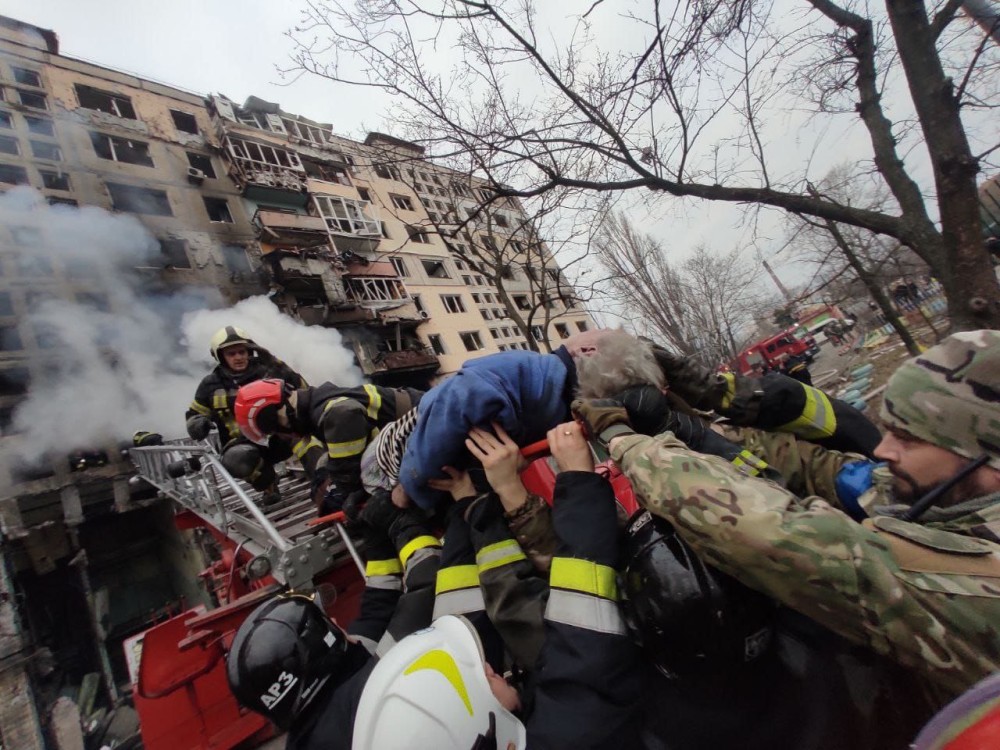 Εισβολή στην Ουκρανία: Ρώσοι βομβάρδισαν πολυκατοικία στο Κίεβο