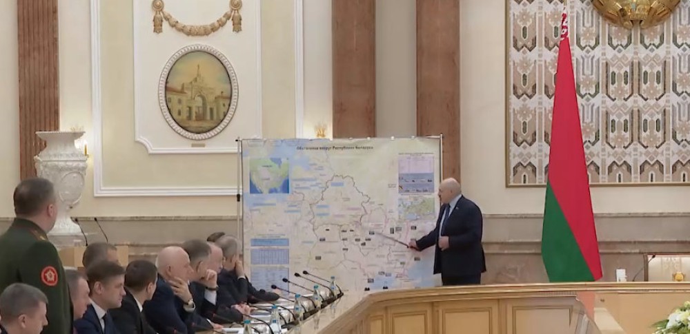 Λουκασένκο &#8220;καρφώνει&#8221; Πούτιν: Δείχνει στο χάρτη ρωσική επίθεση στην Μολδαβία