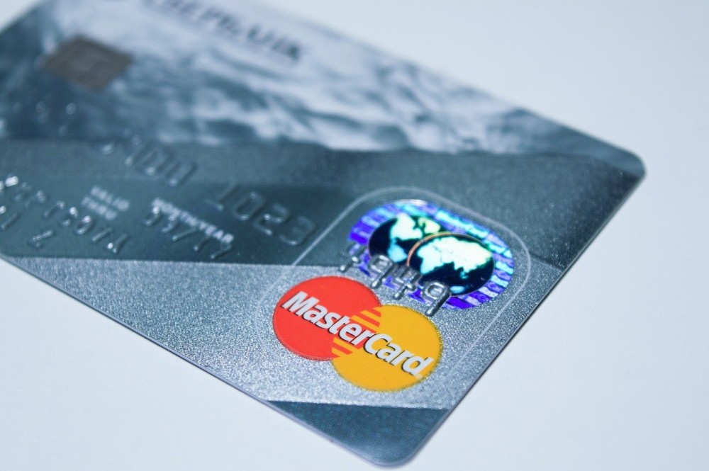 Η Mastercard αποκλείει από το δίκτυό της χρηματοπιστωτικούς οργανισμούς της Ρωσίας
