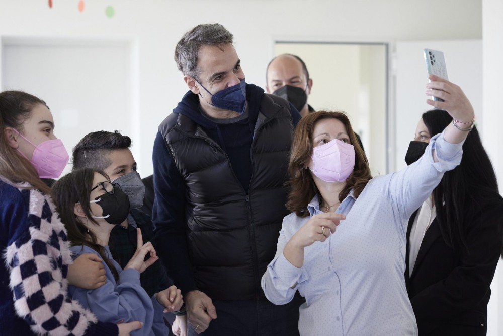 Μητσοτάκης από σχολείο της Σύρου: Σύντομα θα απαλλαγούμε από τις μάσκες μέσα στην τάξη