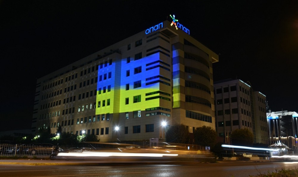Στα χρώματα της ουκρανικής σημαίας φωτίστηκαν τα κεντρικά γραφεία του ΟΠΑΠ