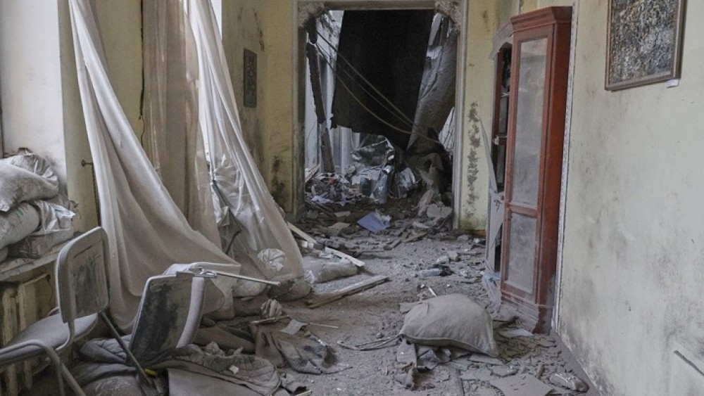 Εισβολή στην Ουκρανία: Βομβαρδίζεται το Χάρκοβο-Ψάχνουν για επιζώντες στα ερείπια