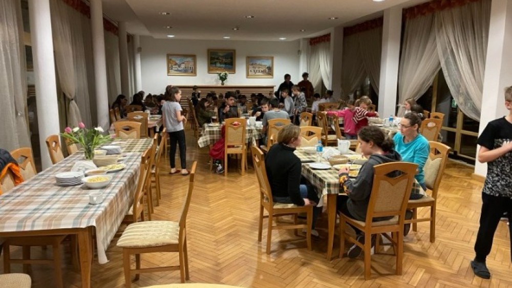 Η αποστολή της ΕΣΗΕΑ με ορφανά παιδιά από τη Μαριούπολη στη Βαρσοβία