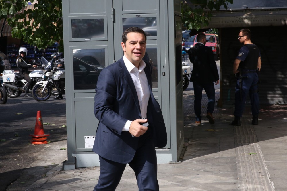Τρέχει για να ξεφύγει από τον Ανδρουλάκη ο Τσίπρας: Μεταθέτει και τις εκλογές