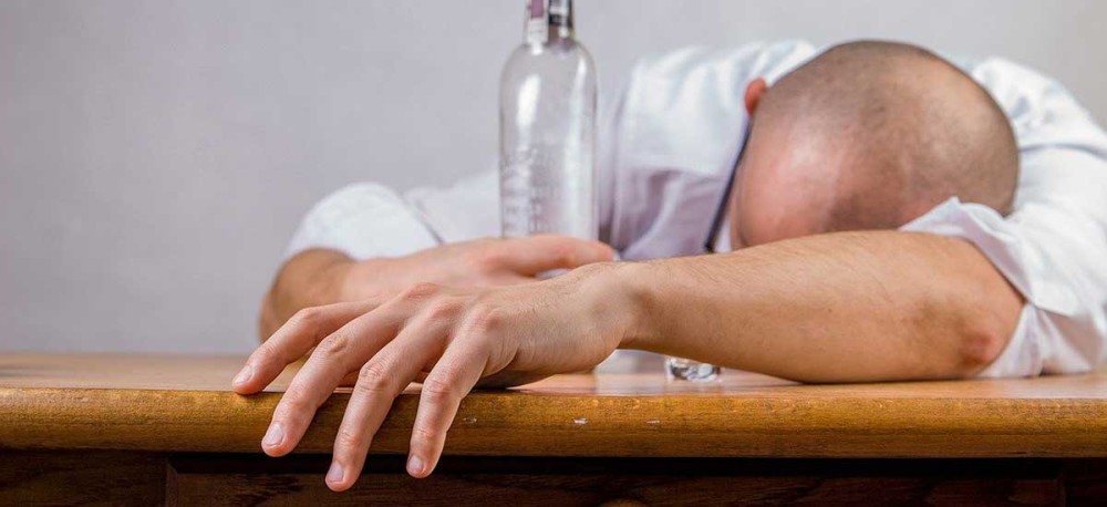 Αυξήθηκαν οι θάνατοι από αλκοόλ στη διάρκεια της πανδημίας