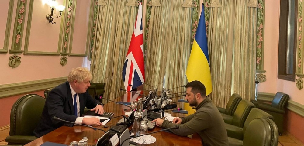 Ο Τζόνσον προσφέρει στην Ουκρανία τεθωρακισμένα οχήματα και αντιπλοϊκούς πυραύλους